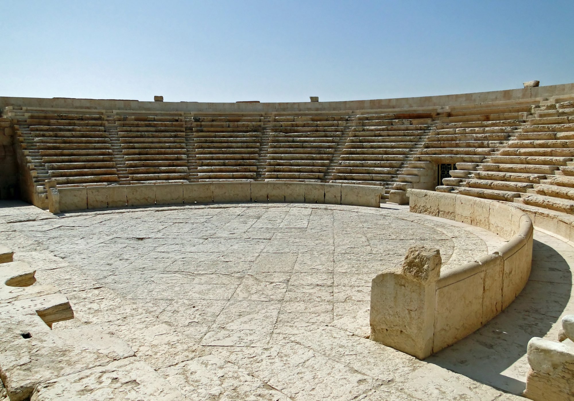Det romerske teater i Palmyra, med stenbænke i en halvcirkel omkring scenen.